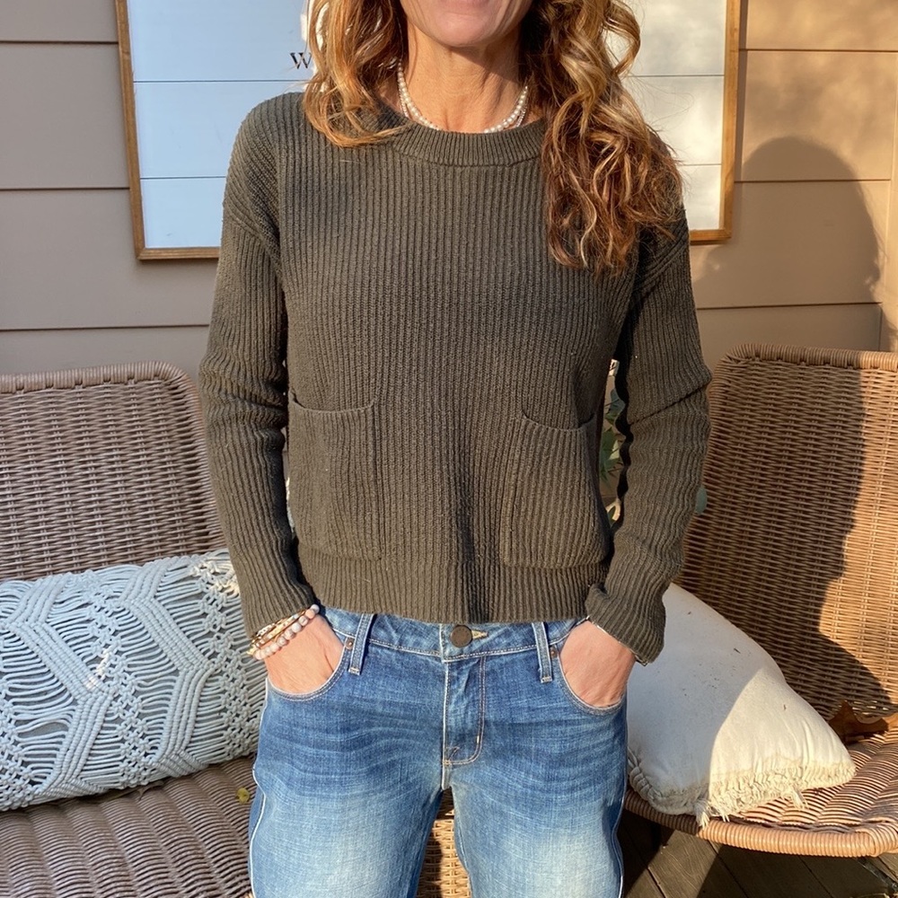Madewell adorable short sweater with great pockets in front. - Picture 1 of 11